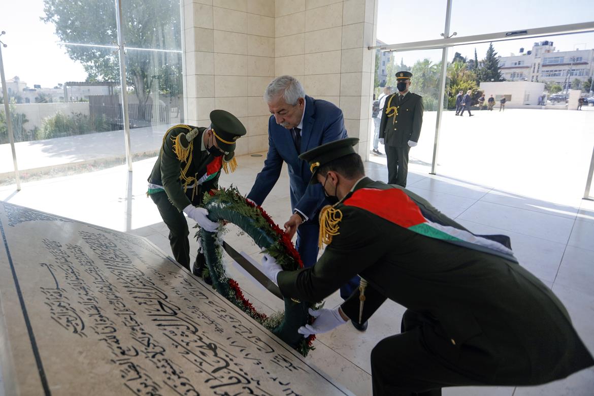 العالول يضع إكليلا من الزهور على ضريح الشهيد ياسر عرفات (عدسة: محمد أبو زيد/وفا)